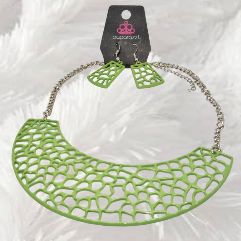 🌲10/$20.  Paparazzi Green Necklace and Earrings Set. NWT